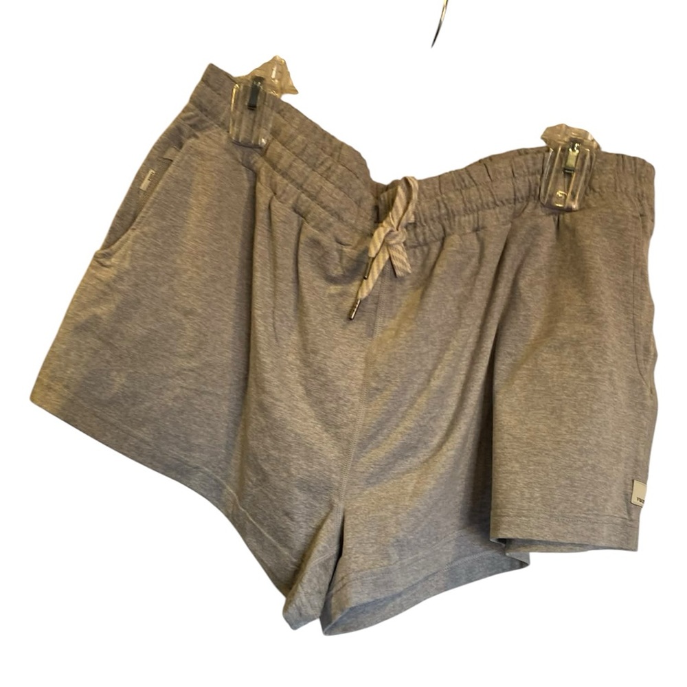 NWT Vuori performance shorts PALE GREY HEATHER Size XL